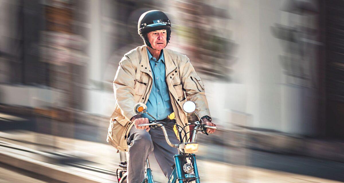 Un radar capte 119 km/h sur une route à 70 : derrière le guidon, un homme de 78 ans sur un Solex