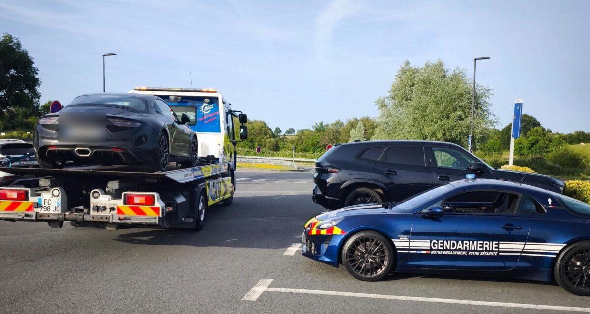Après les 24H du Mans, il prend goût à la vitesse et fonce à 221 km/h sur l'A11 « pour faire plaisir à son fils » : permis et voiture confisqués immédiatement