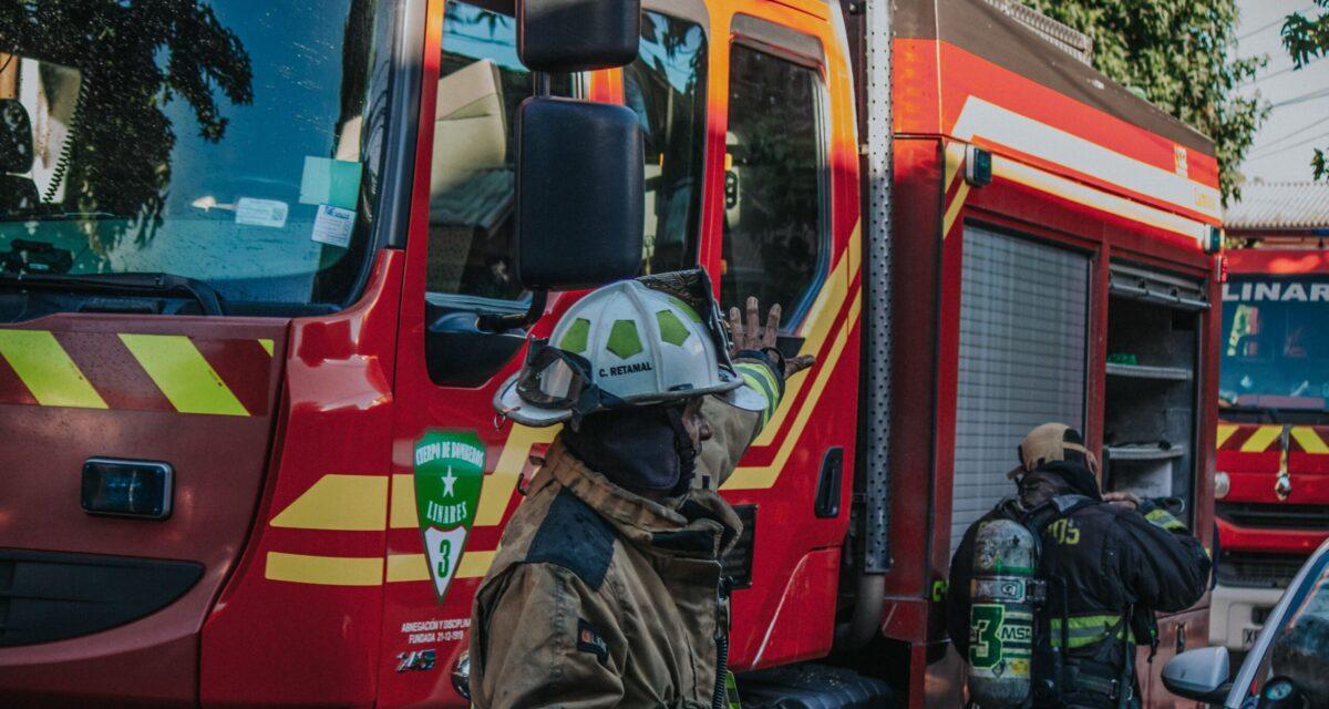 Un passant débranche une voiture électrique qui fumait... elle explose quelques minutes plus tard devant les pompiers