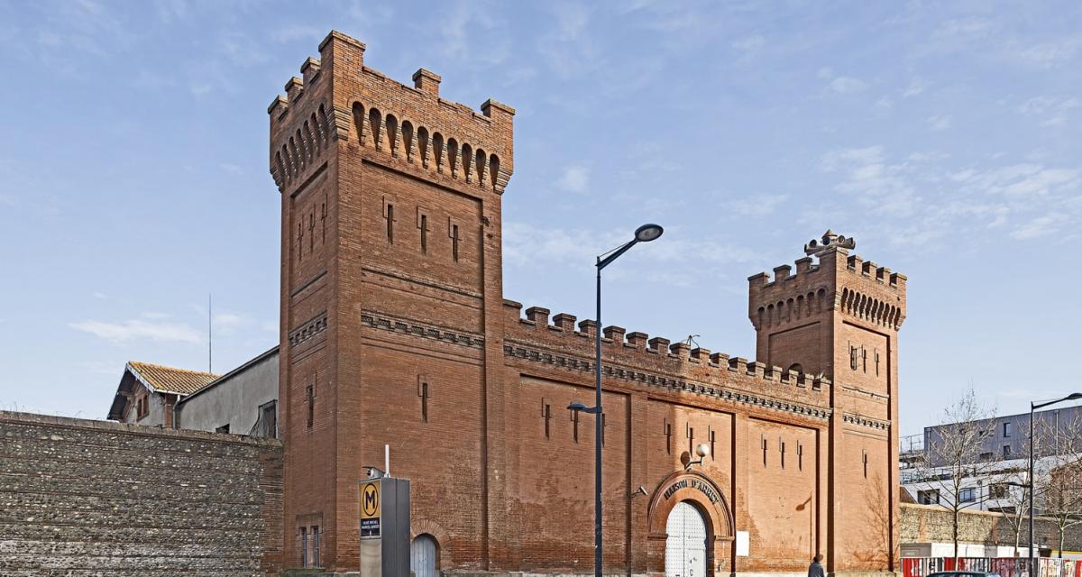 Sans raison évidente, un conducteur finit sa course dans la prison de Nanterre et incendie son véhicule