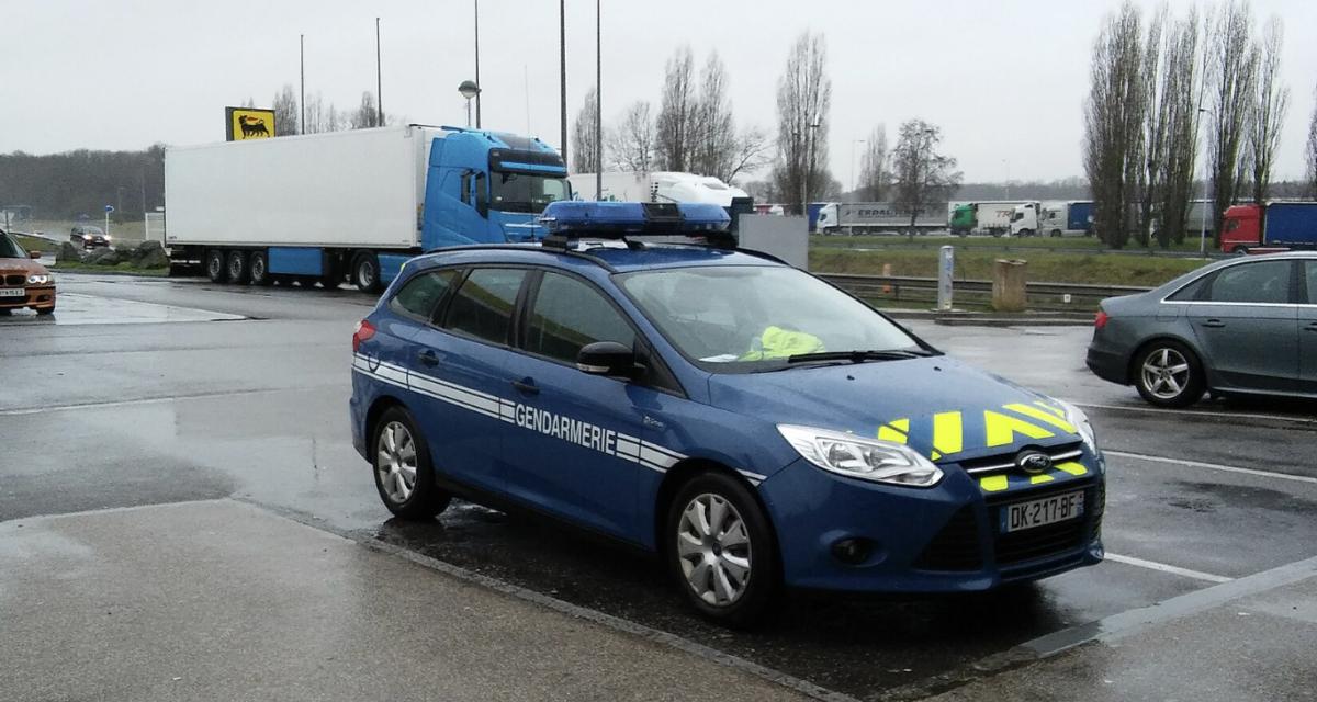 Totalement ivre, il percute une voiture de gendarmerie à l'arrêt
