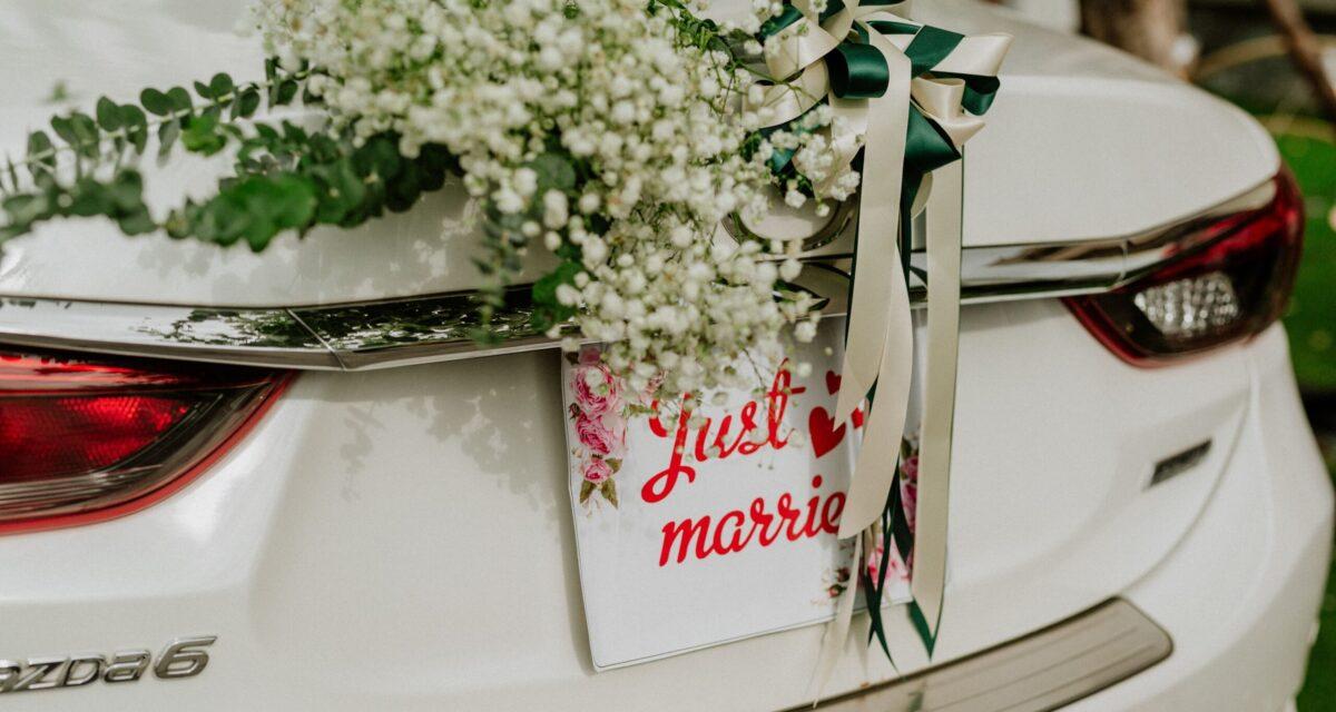 Passagers assis sur les portières, ceintures non bouclées : un cortège de mariage commet 20 infractions et écope de 3 000 ¬ d'amende