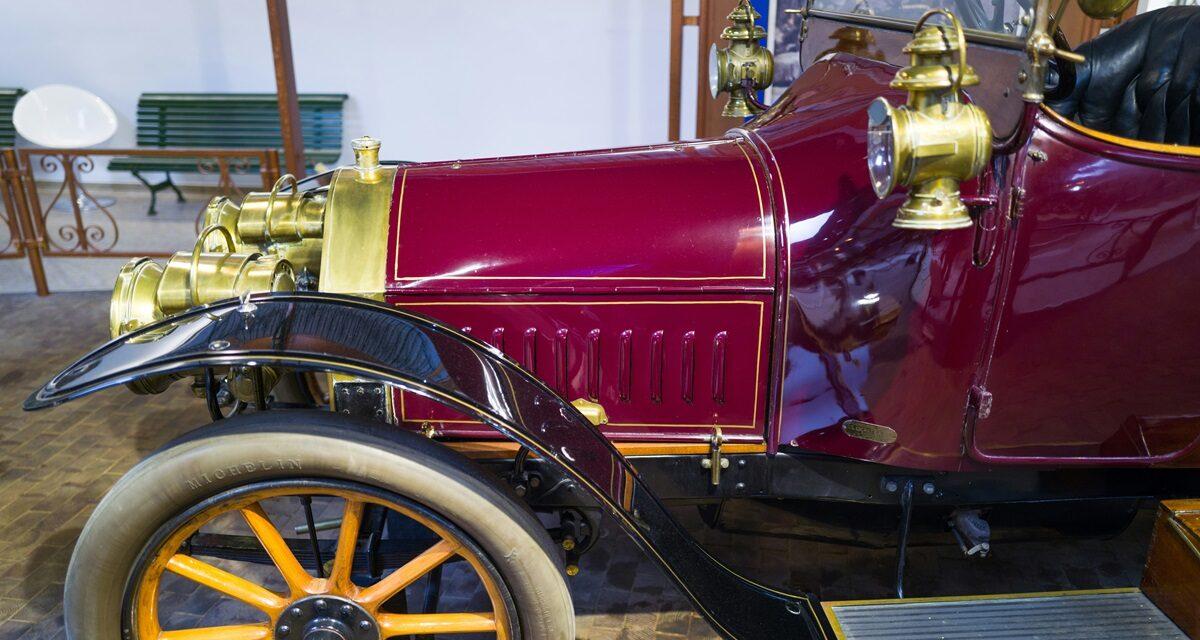 Il roule encore avec la voiture de son grand-père de 1903 qui a révolutionné l'automobile moderne !