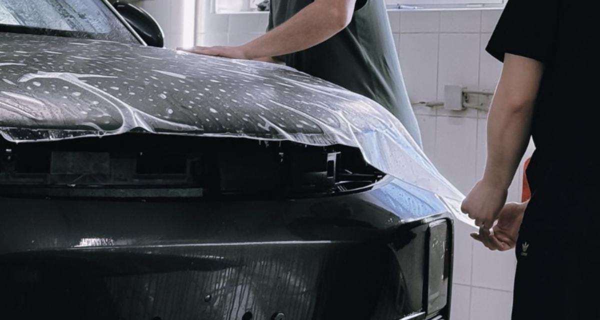 Il retire le covering de sa voiture... Et découvre une carrosserie massacrée