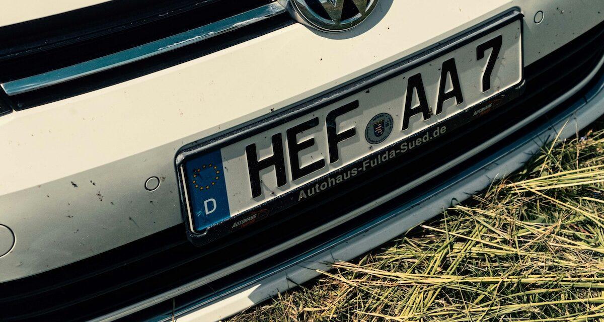 Traquée à cause de sa voiture, elle change ses plaques d'immatriculation pour fuir son ex, une histoire inédite