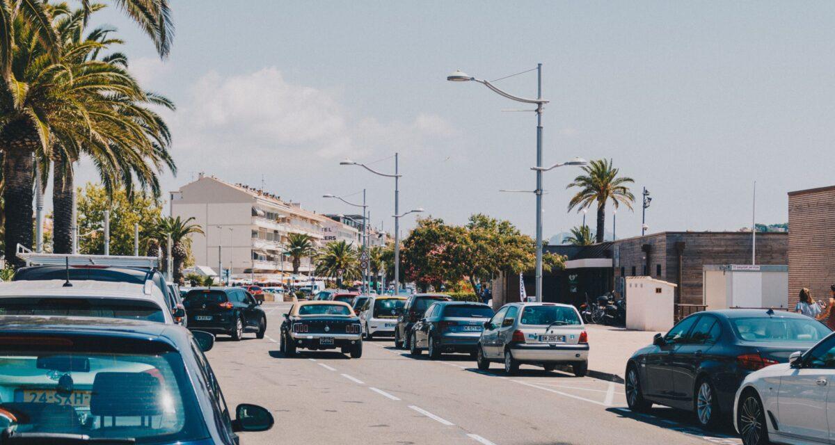 Baby-sitter sans permis ni assurance : elle laisse deux enfants de 3 et 5 ans seuls en pleine canicule dans une voiture sur un parking pendant qu'elle fait ses courses