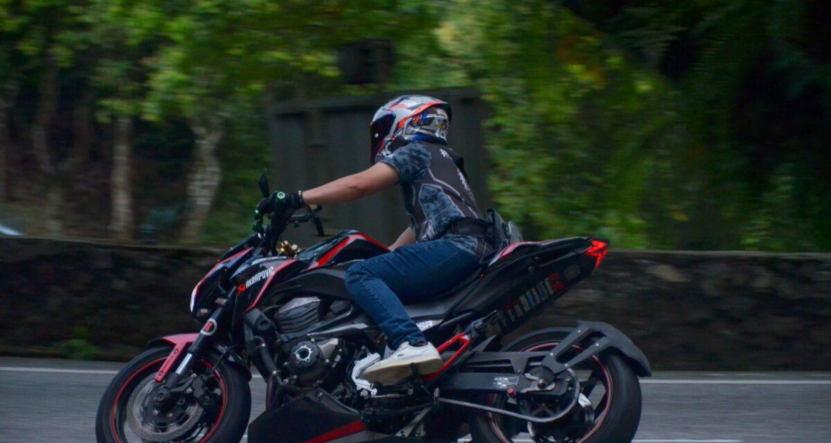 Sans permis et positif aux stupéfiants, ce motard de 20 ans repart libre après sa garde à vue : voici pourquoi la justice l'a relâché