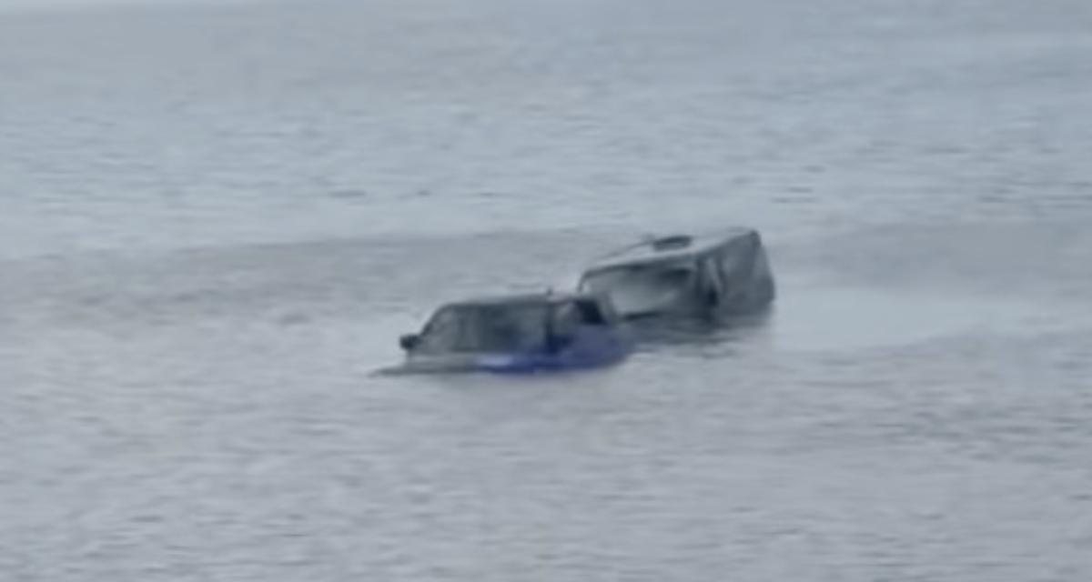 En tentant de sauver un utilitaire bloqué dans le sable, il coule son Range Rover