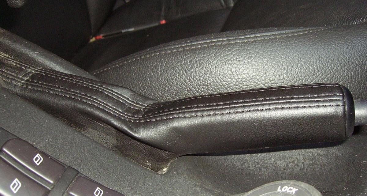 Enfermé dans une voiture sous la chaleur, un fêtard desserre le frein à main pour attirer l'attention