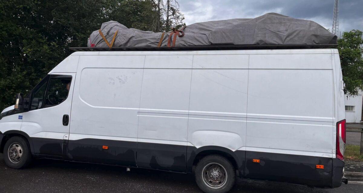 Partir en vacances sans laisser la moitié de vos affaires à la maison ? La gendarmerie dit non : elle stoppe une camionnette avec 2 tonnes de surcharge