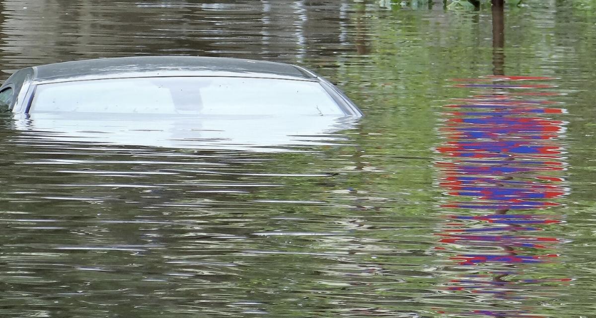 Une Citroën DS 21 de collection plonge dans l'eau après un oubli du frein à main
