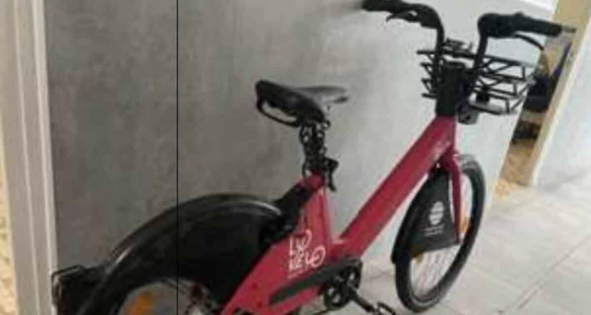 Un ado de 15 ans roule sur un vélo volé en plein centre-ville... et tombe sur une patrouille de police