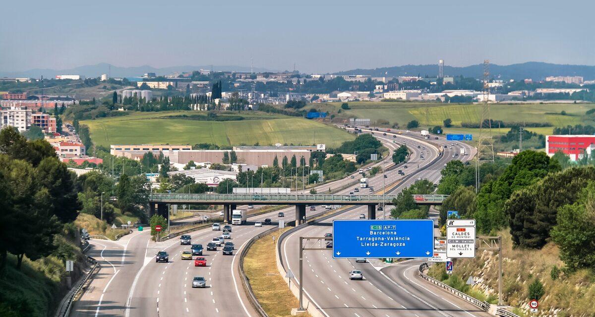 Pneu dégonflé, pancarte "FIRE", station service : les trois pièges que les voleurs tendent aux vacanciers sur l'AP 7