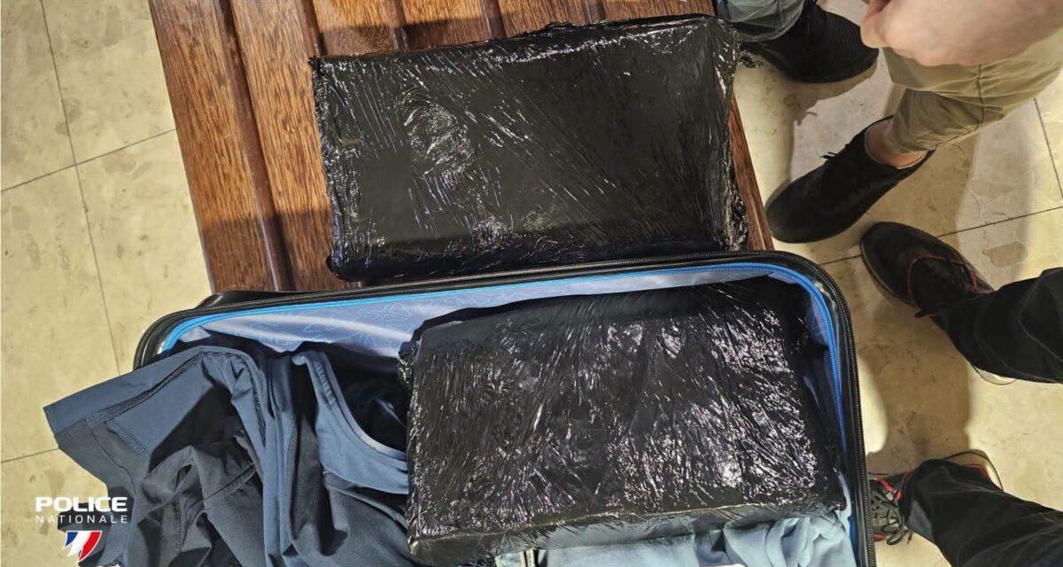 Comportement suspect sur la route... les policiers ouvrent le coffre et tombent sur 59 kg de cannabis
