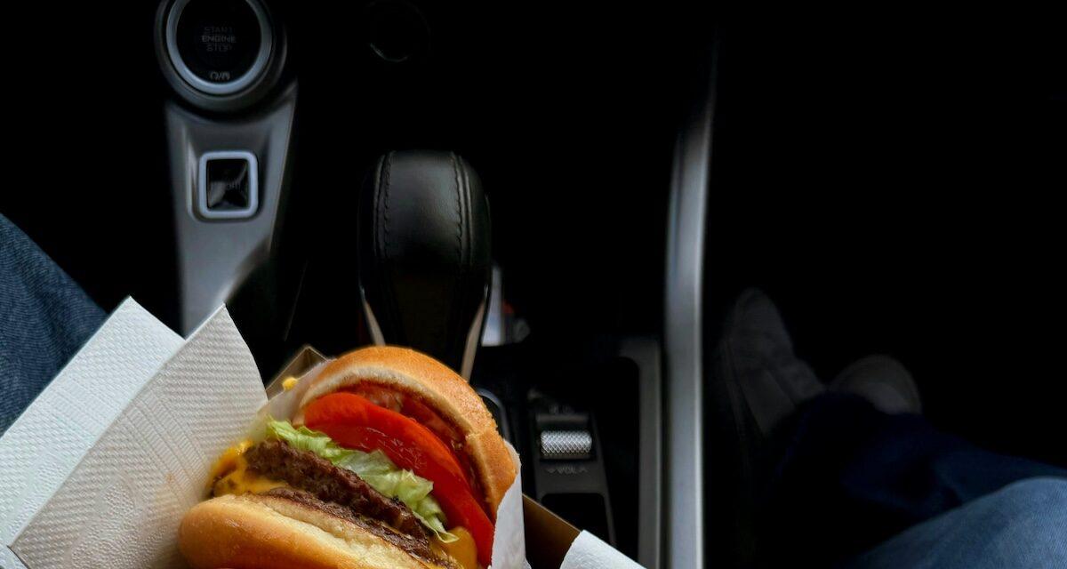 Flashé à 160 km/h en voulant acheter un cheeseburger... la raison de son interpellation interpelle