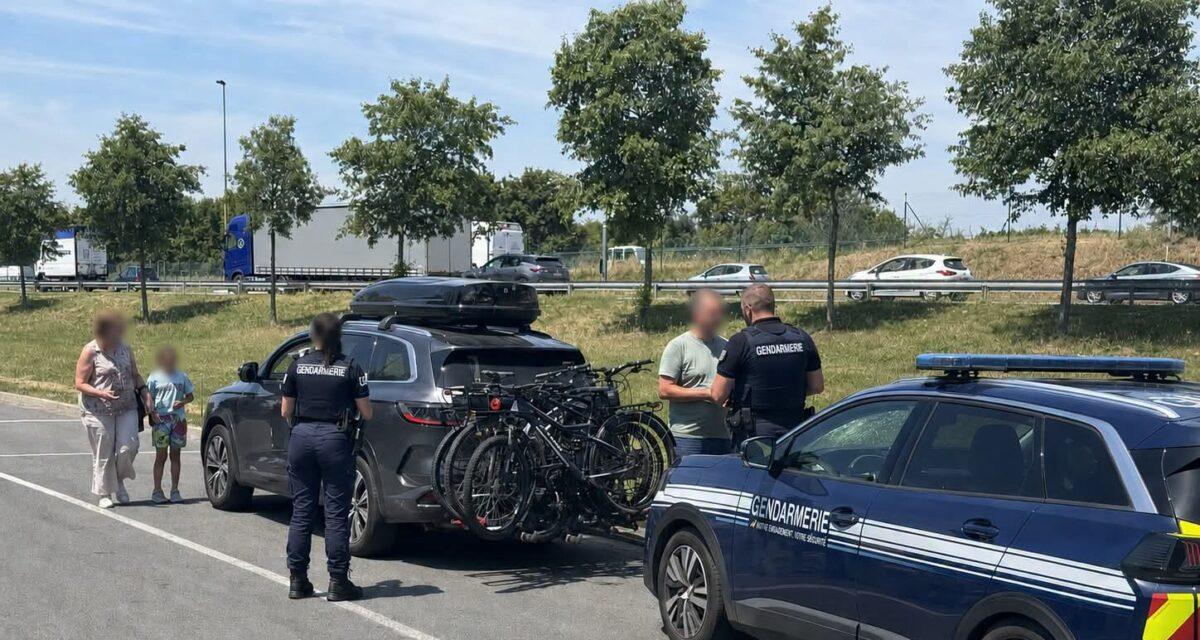 Un départ en vacances qui tourne mal : leurs vélos cachaient la plaque et les feux, les gendarmes les arrêtent immédiatement !