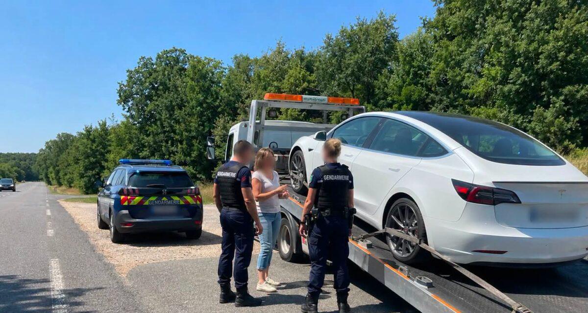 En retard à un rendez-vous, elle file à 162 km/h en Tesla sur une route à 80 : les gendarmes n'ont pas apprécié l'explication