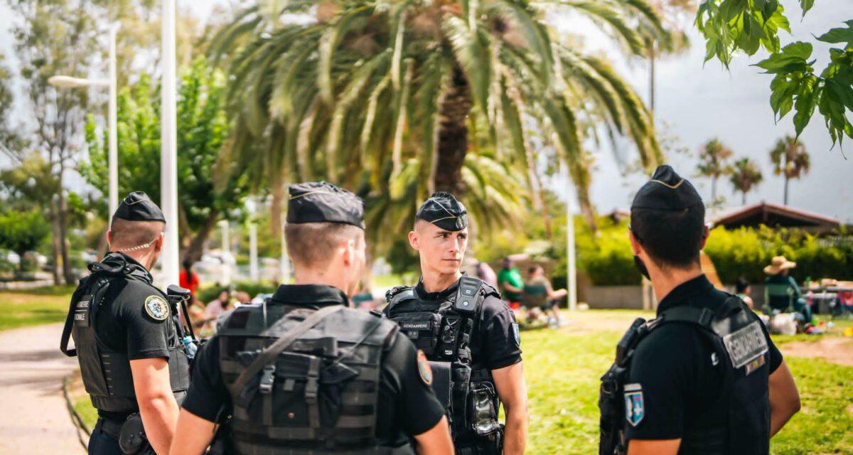 Vous allez croiser beaucoup plus de gendarmes sur les routes et dans les stations cet été : voici les vraies raisons