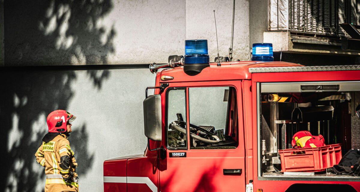 Un automobiliste perd le contrôle de sa voiture et finit dans un port de pêche, un témoin tente de le secourir : ils se retrouvent tous les deux hospitalisés