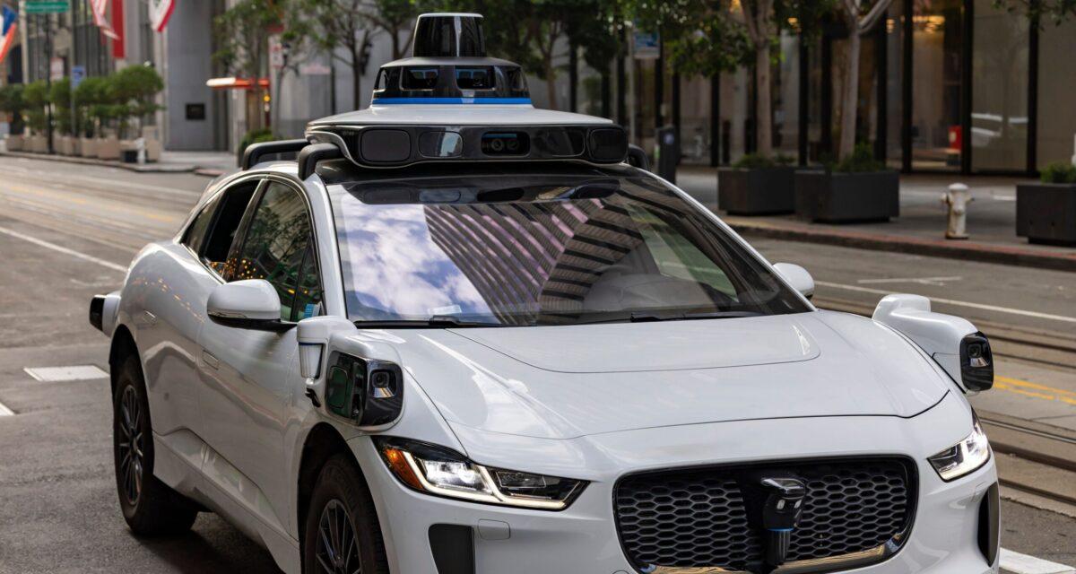 Un robot taxi a dénoncé des ados à la police pour une arme à feu, qui s'est révélée être un jouet