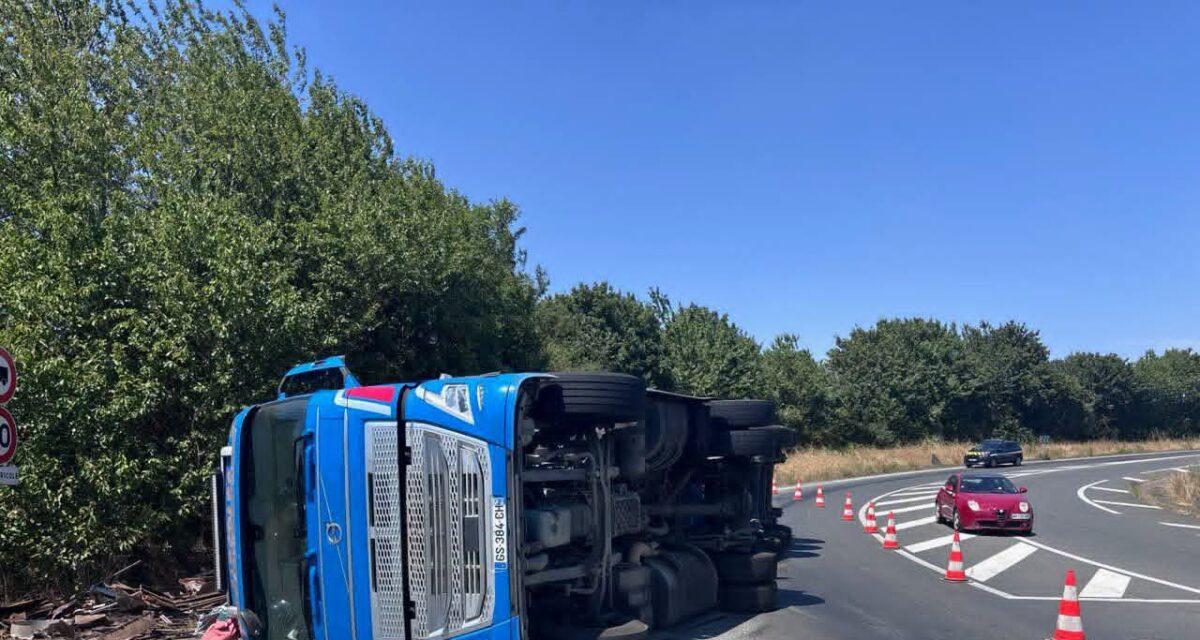 Au volant d'un poids lourd de 44 tonnes, il perd le contrôle et finit sur le côté... avec sa cargaison de métaux