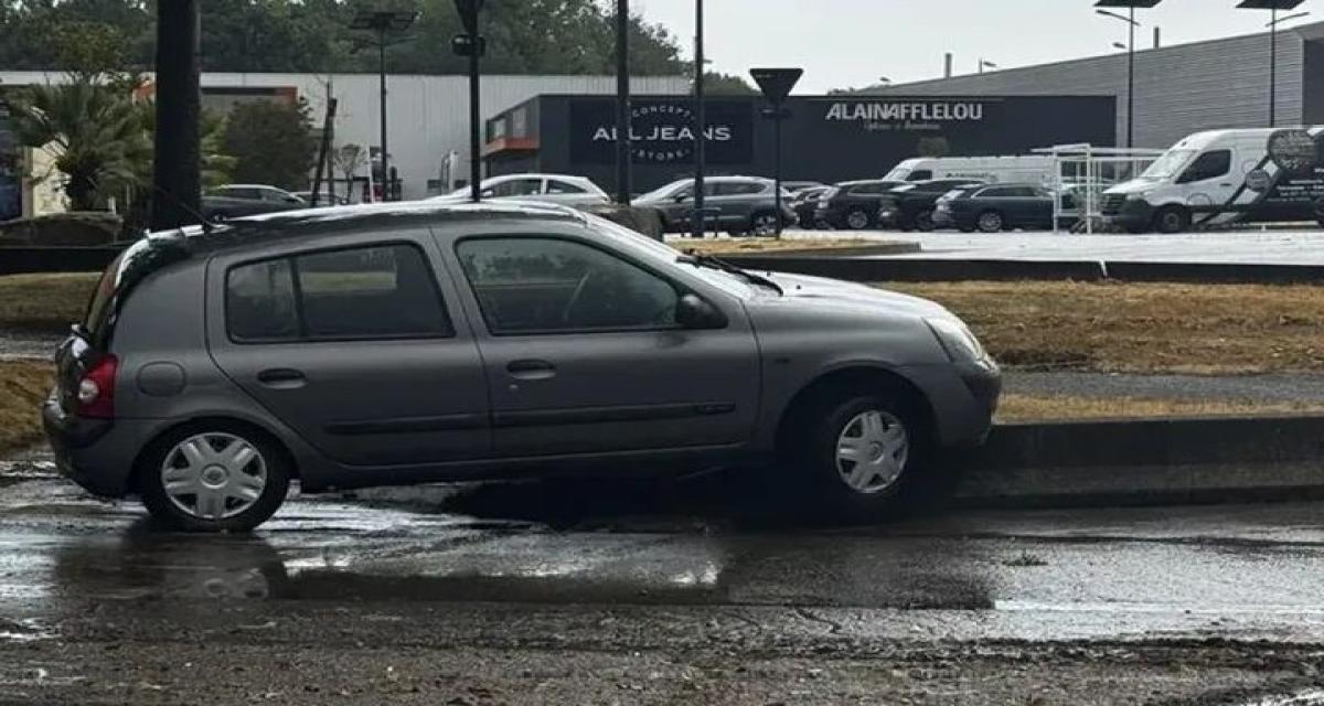 Une voiture emportée par les eaux dans un parking de supermarché finit bloquée contre une barrière