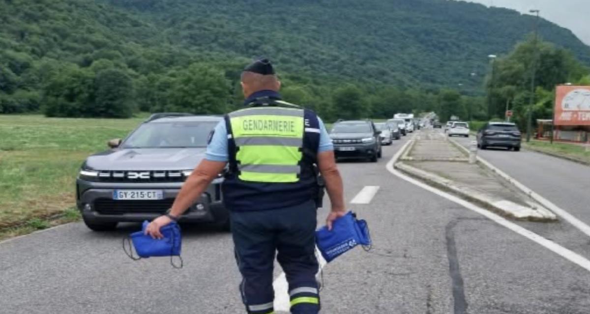 Il cache 12 kg de tabac dans un double fond par l'allume-cigare : les douaniers découvrent un dispositif ingénieux