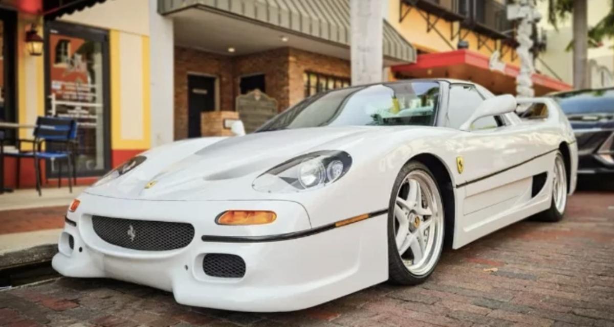 Cette voiture ressemble à une Ferrari F50... mais ce n'est pas du tout une vraie