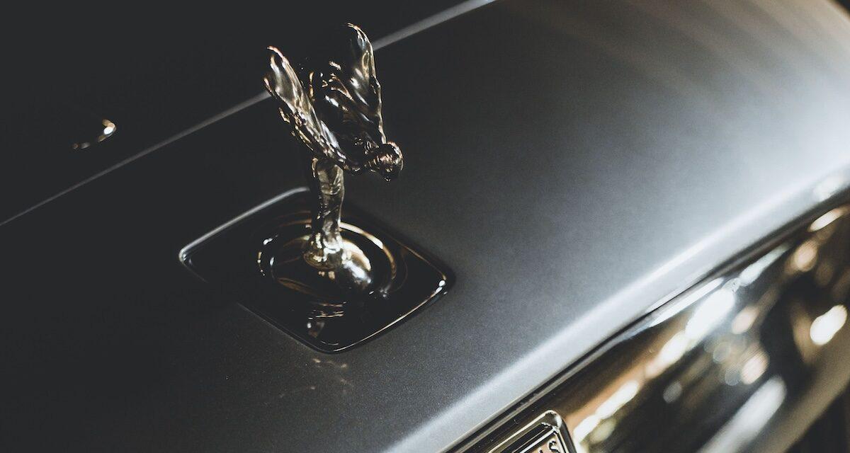 Après une « simple » erreur de manoeuvre, il endommage sa Rolls-Royce, qui ne résiste pas au choc... (vidéo)