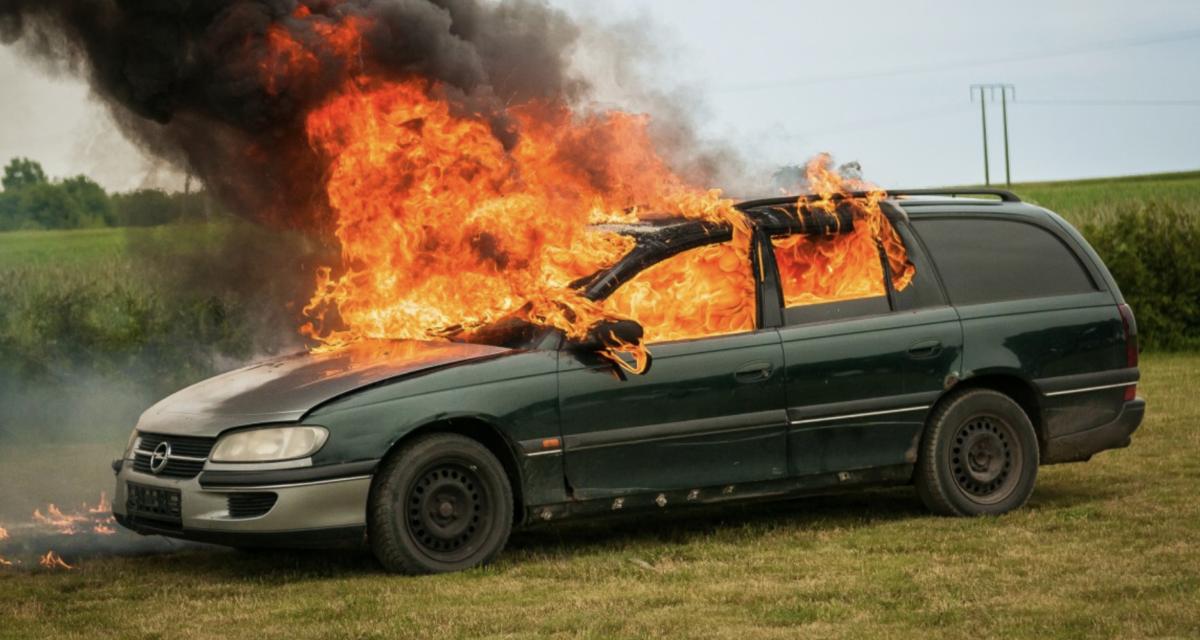 « Je ne sais pas pourquoi j'ai fait ça » : pris de colère, un conducteur incendie le véhicule de son ex-compagne