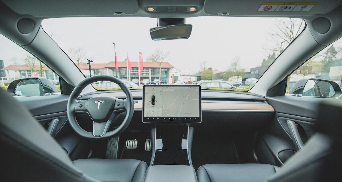 Conduite autonome Tesla : pourquoi la France dit stop à Musk, malgré l'accélération en Europe