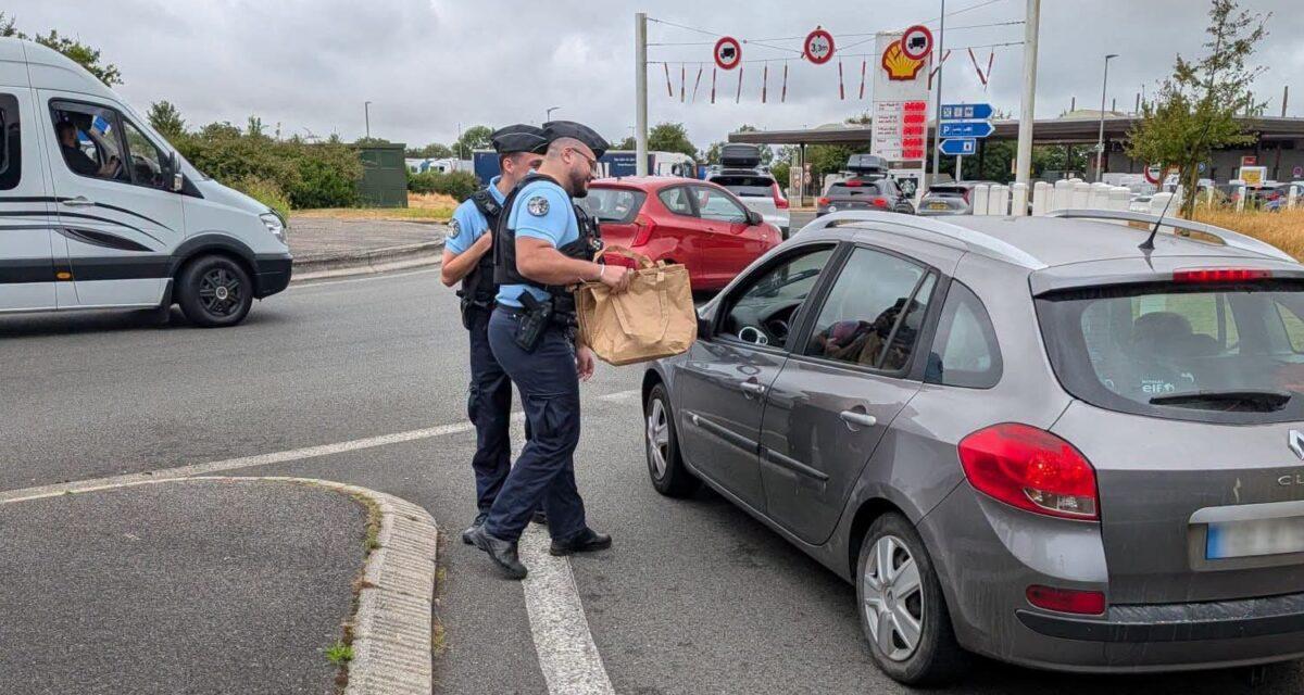 Des Gendarmes sur l'autoroute pour une raison surprise : ils ne verbalisent pas, ils offrent de l'eau et des conseils aux conducteurs