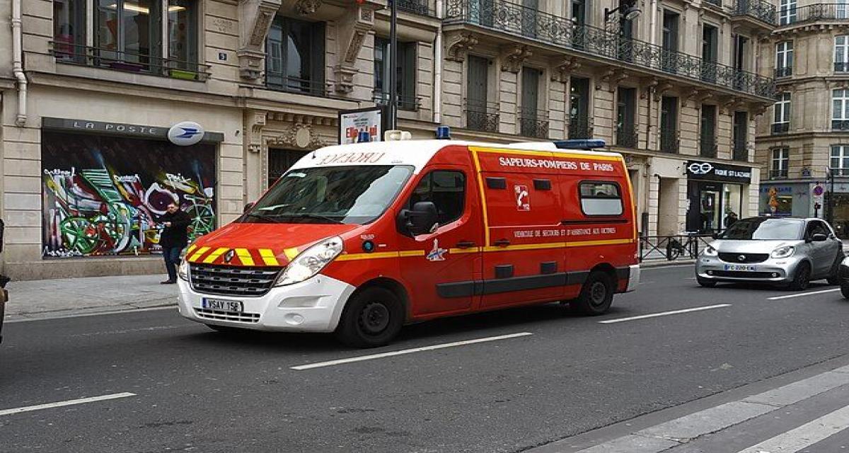 Surpris par le freinage d'un motard, un conducteur de fourgon percute deux voitures en stationnement dans une collision en cascade