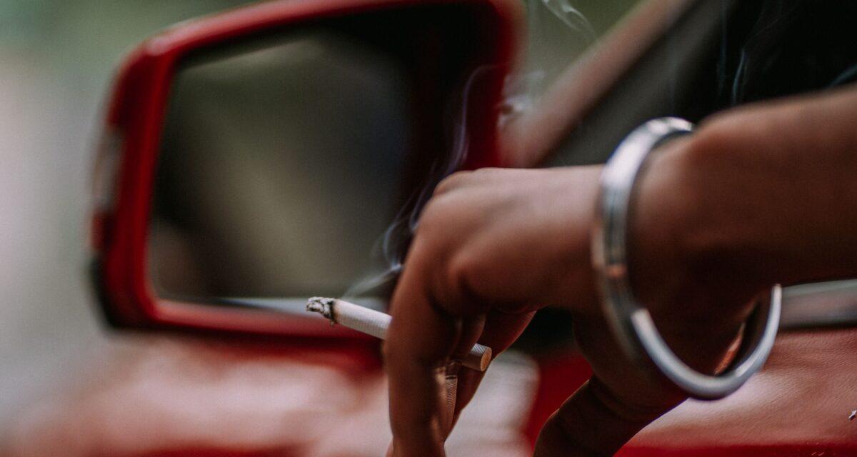Filmée en train de jeter son mégot par la fenêtre, elle insulte les policiers qui débarquent puis souffle près d'un gramme d'alcool au test