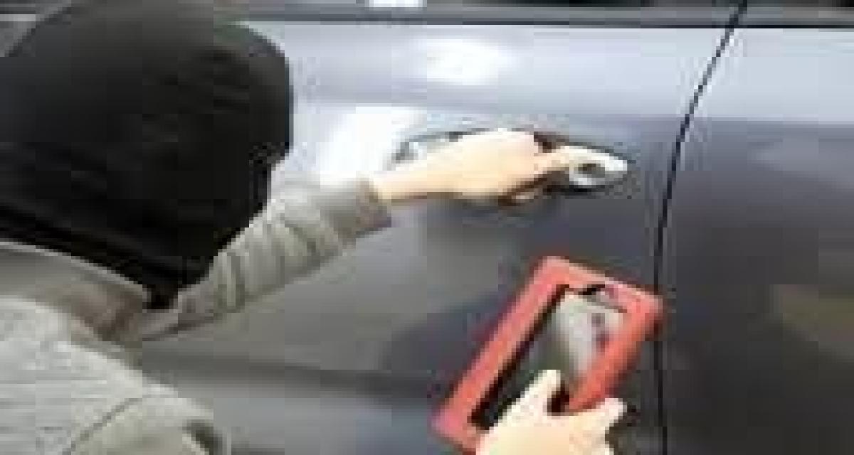 Votre voiture garée dehors est une cible : ce que vous laissez à l'intérieur peut vous coûter très cher cet été