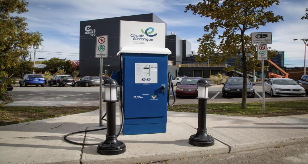 Jusqu'à une heure d'attente pour recharger sa voiture sur cette aire d'autoroute