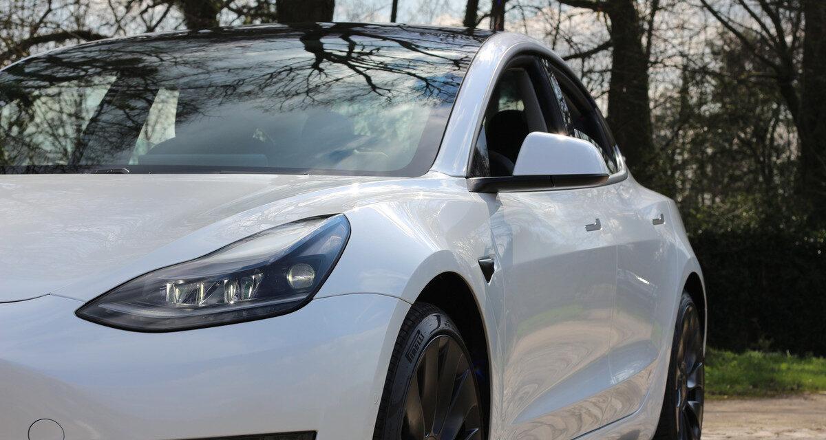 Tesla rappelle plus de 20 000 Model 3 et Model Y pour des phares trop puissants