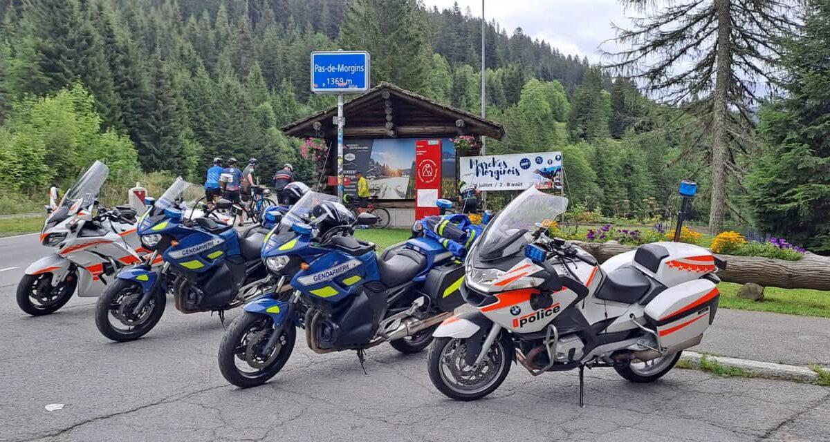 Quand motards, cyclistes, gendarmes suisses et français s'allient au sommet d'un col pour transformer la façon de partager la route