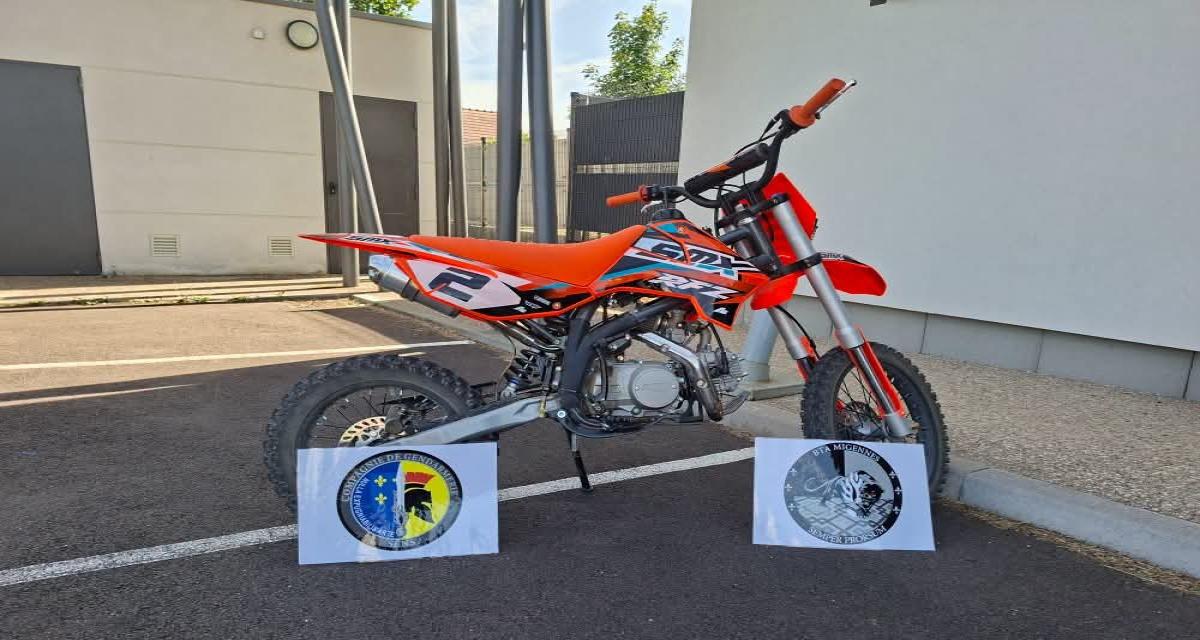 Repéré en train de pousser une moto illégale devant une école, ce mineur ignorait que les gendarmes l'observaient déjà et finit par démarrer l'engin : il va devoir rentrer à pied