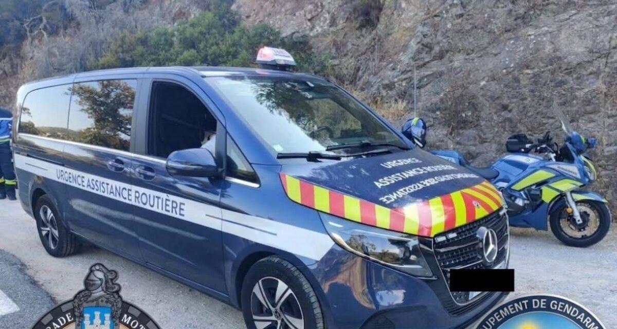 Gyrophares, bandes blanches, bleu foncé... Son van ressemble trait pour trait à un véhicule de gendarmerie : il est convoqué en justice