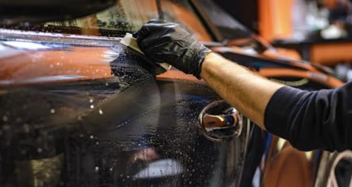 Il lave sa voiture en pleine rivière alors que la sécheresse frappe le département