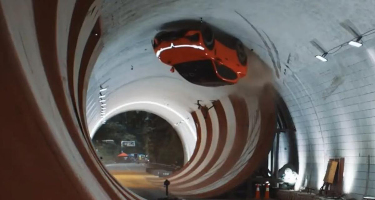 Cette voiture électrique chinoise réalise un spectaculaire looping à 130 km/h