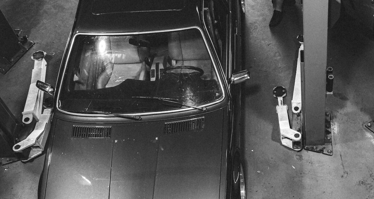 Percutée, sa voiture finit... parfaitement garée dans un garage : les images sont surréalistes (vidéo)
