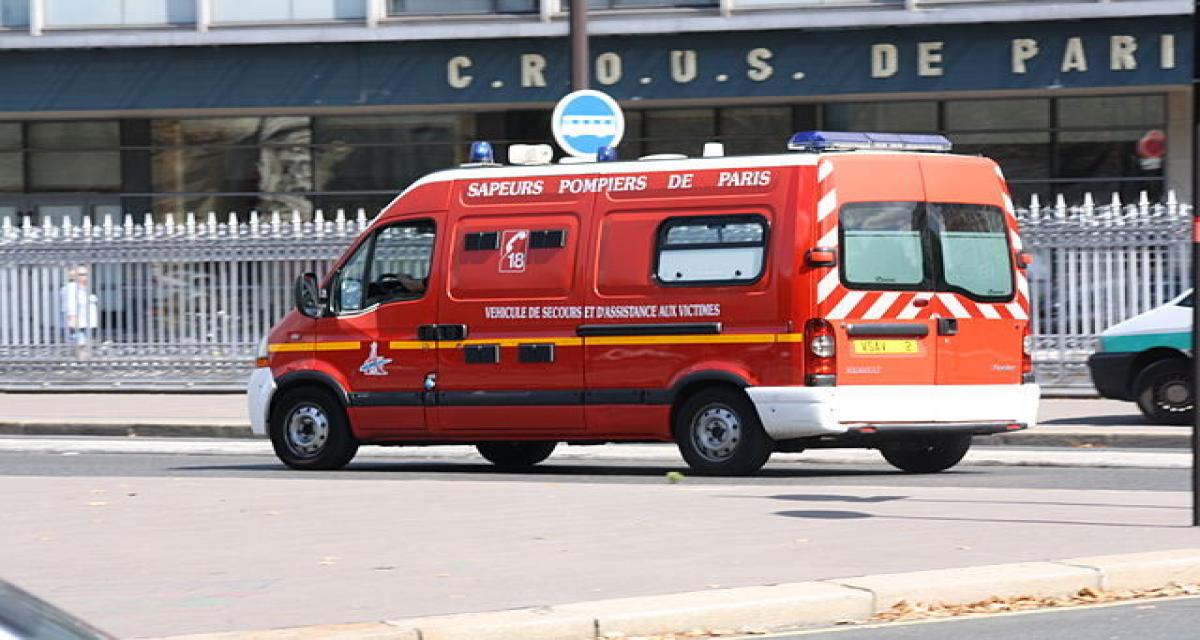 Une voiture percute un passage à niveau et détruit la barrière SNCF puis se retourne