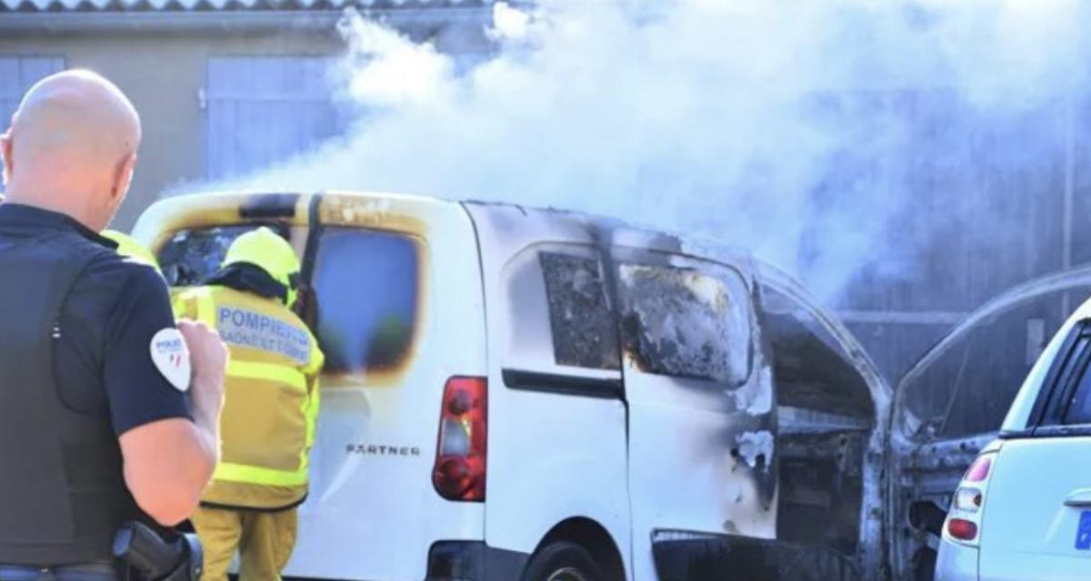 Son téléphone branché à la voiture surchauffe et met le feu en quelques minutes