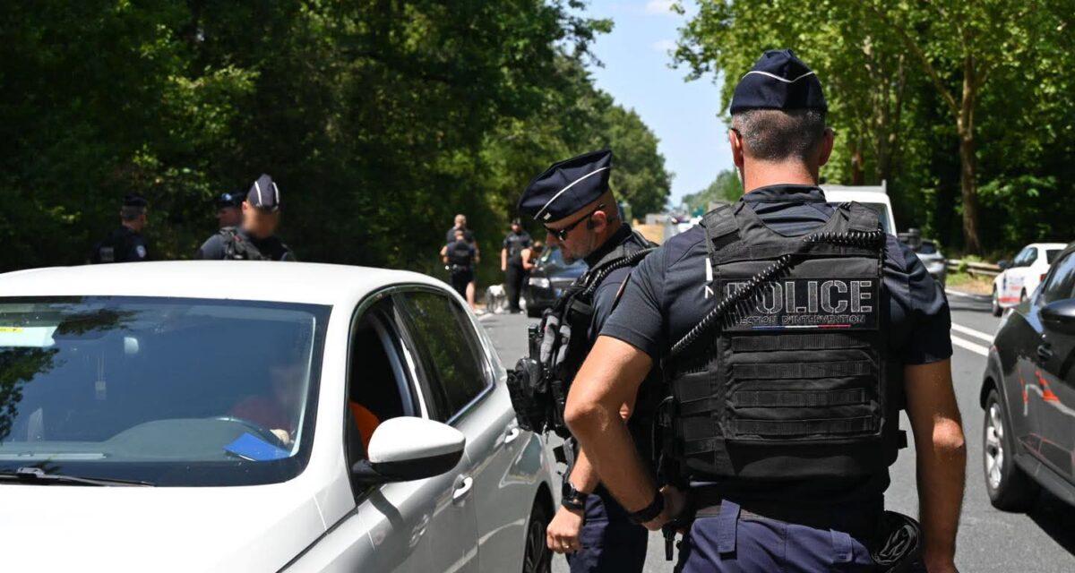 Après une perquisition, des policiers tombent par hasard sur une femme enceinte de 8 mois en grande détresse dans sa voiture