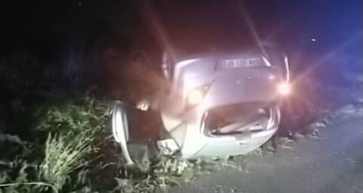 Un jeune conducteur de 18 ans perd le contrôle de sa voiture en voulant éviter un sanglier et se retrouve sur le toit