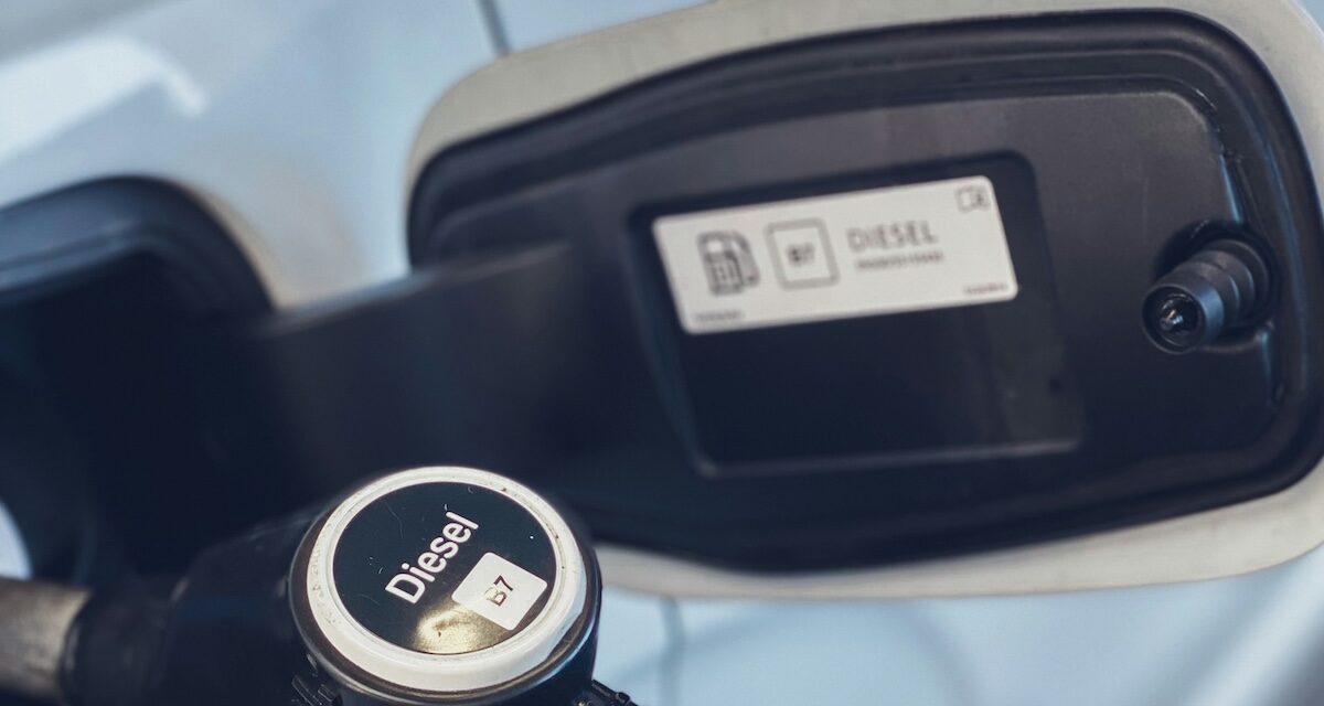 Diesel à plus de 2,50 ¬ en France : pourquoi faire le plein sur l'autoroute coûte si cher
