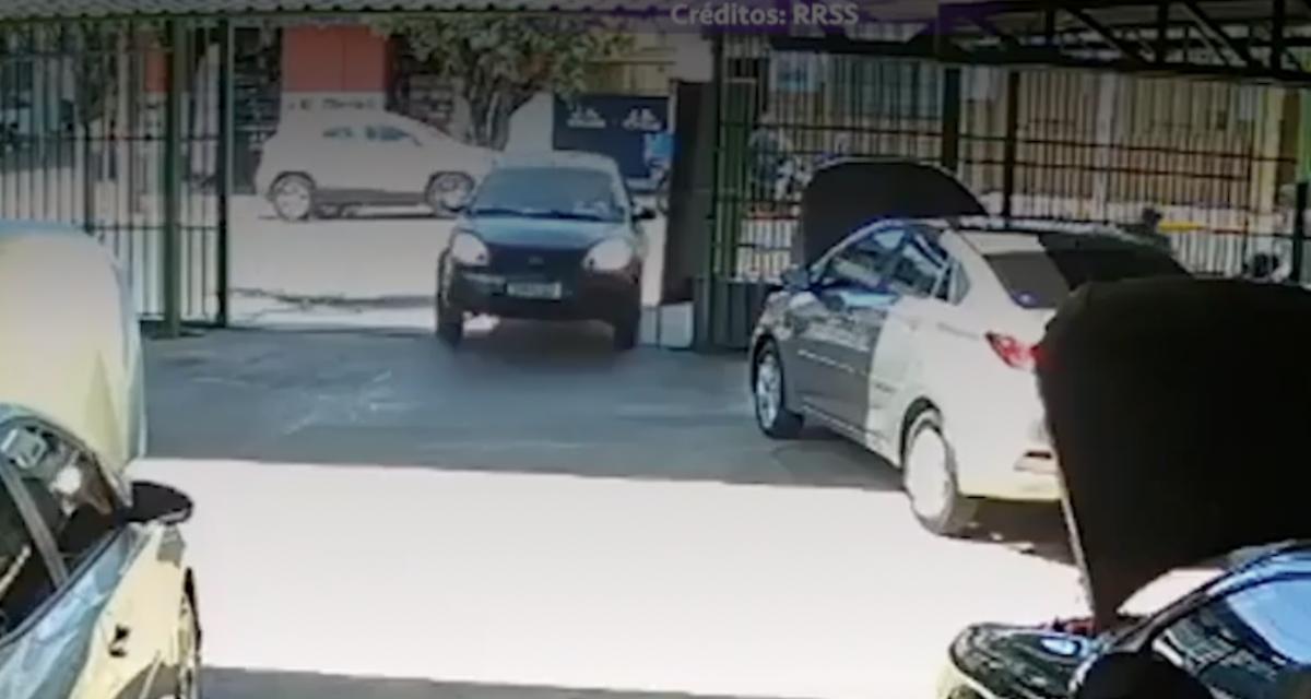 Après une violente sortie de route, cette voiture se gare parfaitement dans une concession