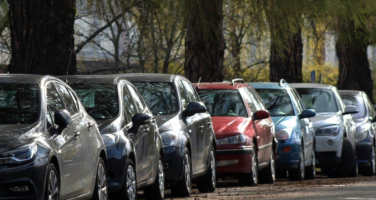 Voitures ventouses : cette ville durcit le ton contre le stationnement abusif